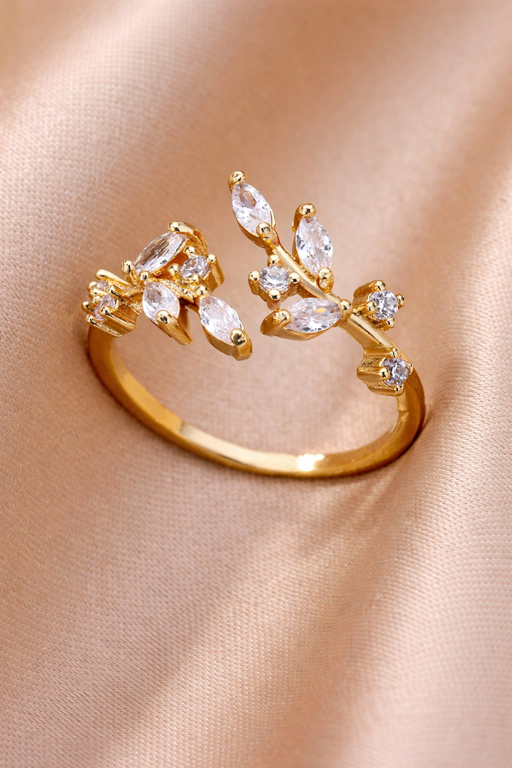 Olivia – Golden leaf ring with an elegant sparkle